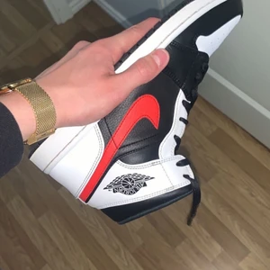 AIR JORDAN 1 MID BLACK CHILE RED - Fick just in ett par riktigt fräscha Chile red, tidigare ägaren använde dom knappt men när han gjorde var det väldigt sparsamt. Som ni ser i bilderna är det i princip 0 creases och inga skador alls. Perfekta nu till sommaren då dessa passar till vilken outfit som helst.                     Vid eventuella frågor, kom dm. 
