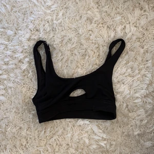 Bikini topp - Svart bikinitopp med bra skick, använd typ 2 ggr. Strl 34, ganska tight modell