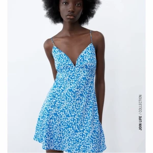 Zara blå miniklänning - Vääärldens finaste sommarklänning. Har denna i storlek M, men har även en i storlek S som jag nu säljer. Riktigt fin passform, med en ”A-line” kjol. Aldrig använd, prislappen kvar! 