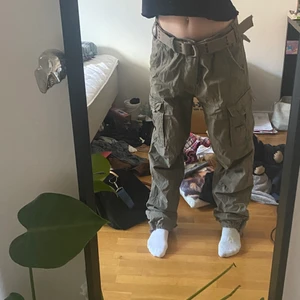 cargo pants - säljer mina fett snygga cargo byxor för får ingen användning av dom längre. man kan dra åt och justera hur mycket man vill i midjan och dom sitter jättesnyggt på:) köpta för 300