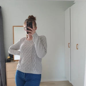 Beige/grå stickad tröja - Fint skickt