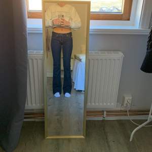 Mörkblåa lågmidjade jeans. Köpt på secondhand för någon månad sen, har bara provats och är oanvända. De är i nyskick. Sitter bra på mig som är 173. Frakt tillkommer!