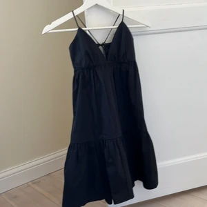 Zara klänning  - Hej, säljer denna svarta klänningen från zara. Super snygg nu till sommaren💗 Klänningen är i nyskick då den är använd en gång. Klänningen är i storlek XS. Köparen står för frakten! ! 