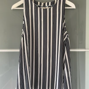 Blus - Jätte bra skick, lite använd, vit-mörkblå, ganska liten 