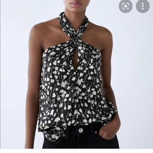 Zara topp - Jättefin fest zara topp! Endast använd 2 gånger så i bra skick! Knyter själv i ryggen som är öppen! Spårbar frakt tillkommer på 50kr🥰