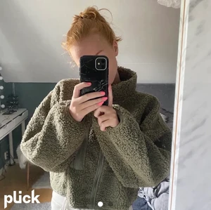 Fleecetröja🥰 - Säljer min nästan helt oanvända fleecetröja då jag har flera liknande😁 Den är i ett annat material på insidan så att man nt svettas i den🤩 Superbra skick!! Köparen står för frakten 🥰