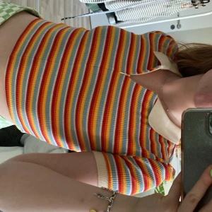 snygg randig tröja  - En randig tröja med dragkedja i kragen. Köpt från zara och är helt oanvänd! 💛 köpare står för frakt!😚