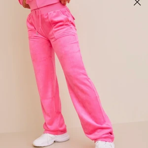 Rosa juicy byxor  - Använda max 3 gånger, säljer då dom är för långa! Byter gärna🤍kan såklart skicka egna bilder!