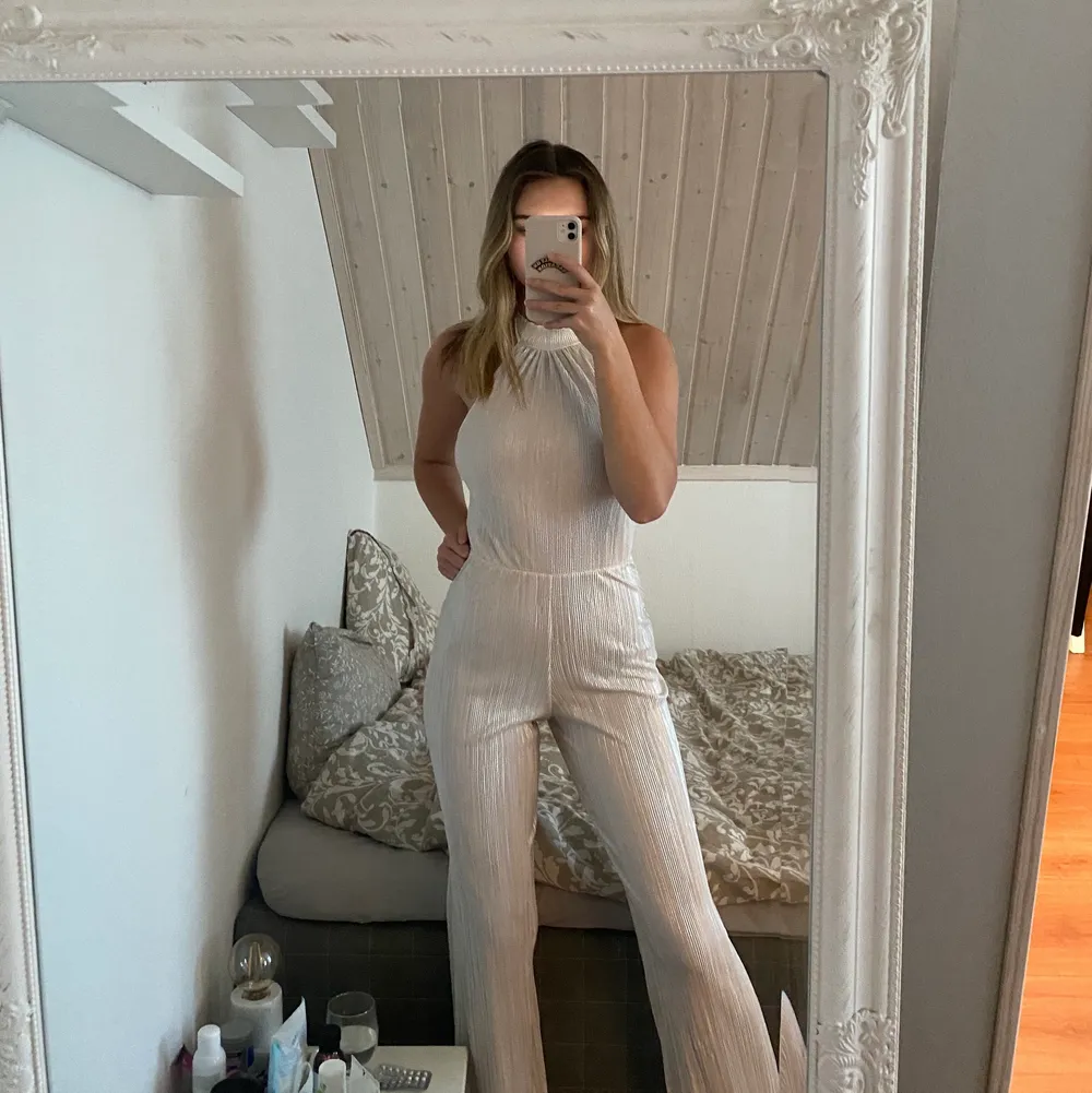 Säljer denna jumpsuit med öppen rygg endast använd 1/2 gånger. 120 kr 💗💗. Klänningar.