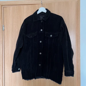 Svart Manchester jacka  - Svart Manchester jacka från Zara , använd endast 1 gång! Nypris 400kr (samma modell som den vita från hemsidan)