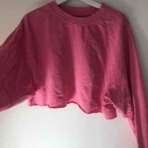 Croppad tjocktröja  - Rosa croppad tjocktröja från bershka. Säljer då den inte längre är min stil. Storlek S men passar XS-S.