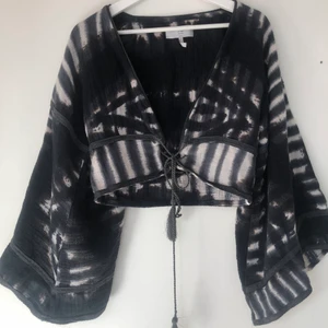 Topp med knytning  - Superfin topp med vida ärmar och snörning framtill. Köp för något år sedan men aldrig använd. Storlek S men passar M.