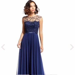 Balklänning - Säljer min jättefina balklänning från Lilly. Använd en gång och kommer inte till användning längre. Storlek 38 och säljer för 800kr + frakt eller mötas upp! Skriv för fler bilder! 💙