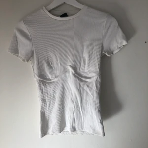 T-shirt från Gina tricot - Så snygg T-shirt från Gina tricot med detalj under bysten. Köpt för några år sedan men varsamt använd. Storlek S