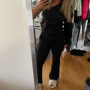 One shoulder tröja - Skitsnygg body i silkesmaterial från bubbelroom, bara testad lapparna är kvar!