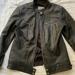 Läderjacka  - Skiiiitsnygg läderjacka med coola zippers, sitter jättefint oversized om man är lite kortare som jag (1,55) det saknas ett litet spänne på sidan av jackan men ärligt talat så märker man inte av det alls. Den är i äkta läder 💞 lite fint sliten är den också, skriv för fler bilder 🥰