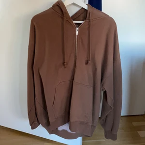 Brandy Melville zip hoodie - Säljer denna fina zip hoodien från brandy Melville. Använd 1 gång, väldigt bra skick. Säljer på grund av att den inte riktigt är min stil. Nypris: 450 kr. Hör gärna av er för fler frågor eller bilder. 💕💕