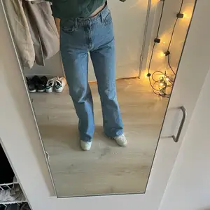 Raka ljusblå jeans från Zara i strl 24. Jag är 172 cm.