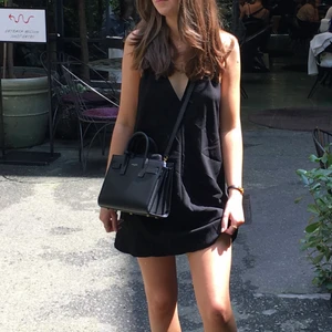 Svart Zara klänning öppen rygg - Svart Zara klänning med öppen rygg, knyts i nacken med rosett så går att anpassa utefter hur man vill att den ska sitta, djupare v-ringning fram. Storlek small, fint skick.