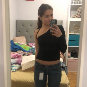 One shoulder svart tröja - Säljer min svarta tröja då jag rensar gaderoben, den är i bra skick och väldigt fin och kan användas och komma till användning mycket! Kom privat för fler bilder och frågor🫶🏼