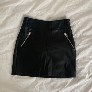 Skinnkjol från Bershka - Svart skinnkjol från Bershka som köptes i London för ca 2 år sedan. Har enbart använts vid enstaka tillfällen. Buda gärna!