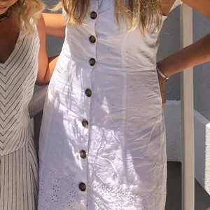 Gap maxi klänning - Vit klänning med broderi detaljer, slutar precis under knäna. Bra kvalitet med dubbelt tyg så man inte ser igenom. Superfin sommarklänning🥰☀️