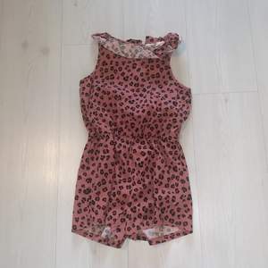 H&M byxdress färg rosa leopard storlek 8-10 år 