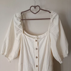 Cottagecore klänning  - Vit ankellång (170 cm) klänning som knappt är använd, passar perfekt in för cottagecore 🍓✨ har ett band i ryggen som man kan dra åt i midjan ✨