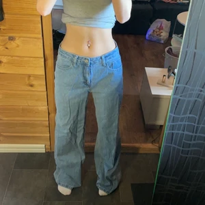 Jeans  - Säljer dessa snygga o coola jeans pga av att de inte riktigt är min stil och dem är lite stora för mig så helt oanvända!💕 frakt tillkommer 