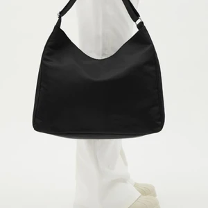 Carry bag - Säljer denna populära väskan från weekday. Den passar till allt och är bekväm att bära. Den har inga skador och är använd fåtal gånger. 