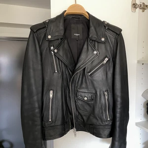 Svart Skinnjacka - Storlek S men skulle nog passa M med, fint skick väl omhändertagen med skinnbalsam osv. Herrstorlek men klassisk unisex modell