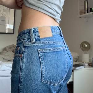 Ett par lågmidjade straight leg jeans från Weekday💗 De är i modellen ”Arrow”. Storleken är 24💕 Endast använda 2 gånger (de är som nya) Betalning sker via swish- köparen står för frakten🌸