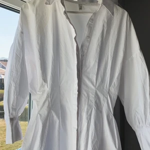 Vit Sommarklänning - Säljer min klänning jag hade när jag slutade skolan förra året och har inte blivit använd sen dess pga att jag inte haft något tillfälle att använda den och nu har jag växt ur den.