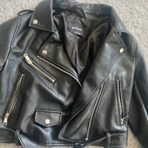 Skinnjacka  - Säljer en skinnjacka i storlek m från stradivarius endast testad men passade ej mig💗