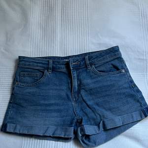 Fina blåa jeans shorts i storlek 34, säljs för de ej kommer till användning☀️
