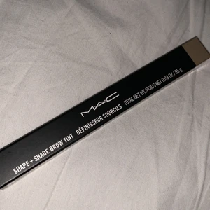 Ögonbrynspenna från MAC - Färgen ”Fling”. Helt ny och oanvänd ögonbrynspenna från MAC, köpt fel färg, passar nog brunetter och blondiner. Har två olika sidor ena med färg och andra som shaping.