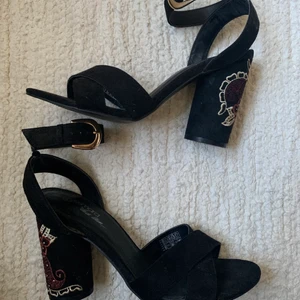 Klackskor strl 38 - Ett par fina klackskor köpta i Italien 🇮🇹 Använt ett fåtal gånger, så de har inga skador eller slitningar 🤌🏼 storlek 38