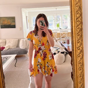 Gul blommig klänning - Så härlig och fin gul blommig klänning från gina, köpte begagnad förra sommaren men lyckades inte använda den så den får gå vidare!  Stl S, passar nog en kort XS.  Polyester och elastan.  Utan anmärkningar  🌷 130 kr inkl spårbar frakt
