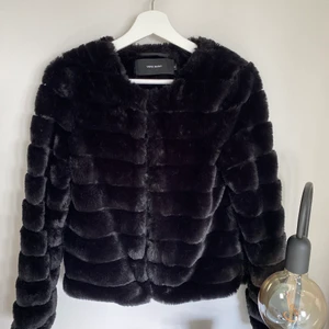 Vår jacka - Söt fluffig jacka från Vero Moda! Nästan aldrig använd men alldeles för liten för mig. Den är i storlek XS! Köpare står för frakt