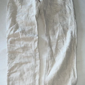 Linne byxor - Linne byxor från affären mango. Nypris 600kr. Mitt pris 300kr. Knappt använda då dem är för stora. Storlek 40 eu. Ungefär medium.  Kan fraktas!