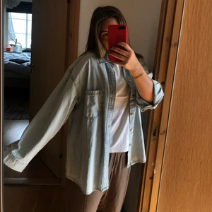 Jeansskjorta - Oversized jeansskjorta som passar perfekt som både skjorta men också som tunn jacka! Den är aldrig använd!