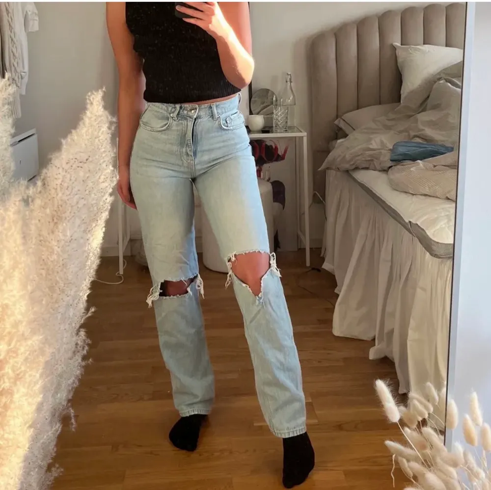 Fina jeans från Gina. Använda en del men väldigt bra skick. Lånade bilder! Kom privat om ni vill se fler bilder på jeansen. Säljer de då de är försmå! Nypris 599kr. Jeans & Byxor.