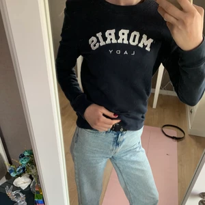 Morris sweatshirt mörkblå 🖤 - Skön sweatshirt som fungerar i alla situationer 🫶🏻 nypris ca 500 kr.
