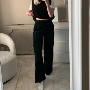 & Other stories gröna Manchester byxor - Mörkgröna Manchesterbyxor från & Other stories. Strl 36. Använda en gång. 