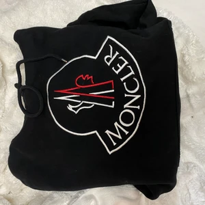 Moncler Hoodie - Moncler hoodie med patch på armen, fet under en väst!, stor på mig som är en tjej med normalt xs så den har inte kommit till användning, den är i nyskick!