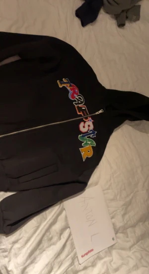 Trapstar zip M - Köpte från trapstar i December, digitalt kvitto finns Aldrig använd Retail är £120(1500) så släpper den för 1000 snabbt