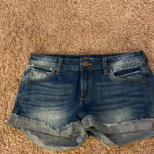 Jag säljer dem här mörkblåa jeansshortsen för dem är förstora och har aldrig används. De är från Mango och är i storleken S