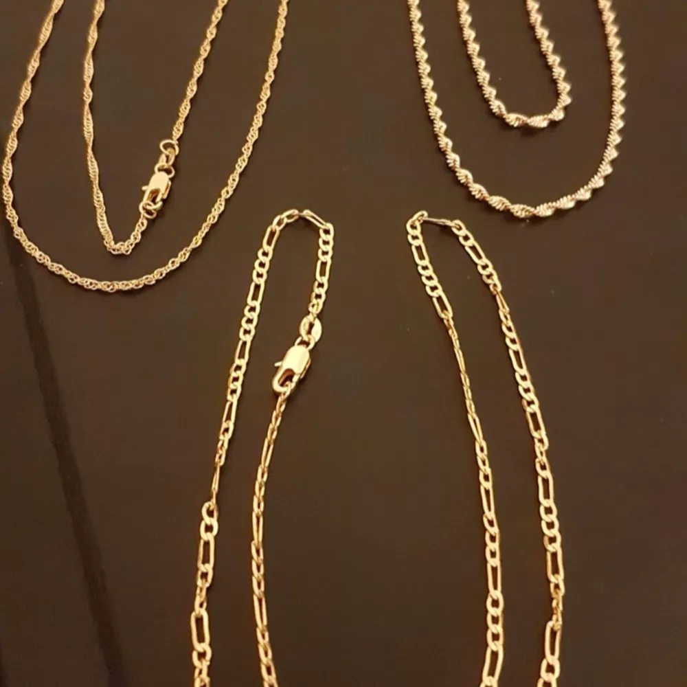 3 nya 18K guldpläterade halsband . 50cm längd. Accessoarer.