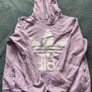 Fin lila Adidasbyxor hoodie med fickor