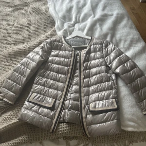 Herno jacka  - Säljer denna jättefina herno jackan i en storlek s. Skulle säga att det både skulle kunna passa xs och m beroende på hur man vill att den ska sitta. Den kommer tyvärr inte till användning och därför känns det inte värt att ha kvar den längre💗850 ink frakt